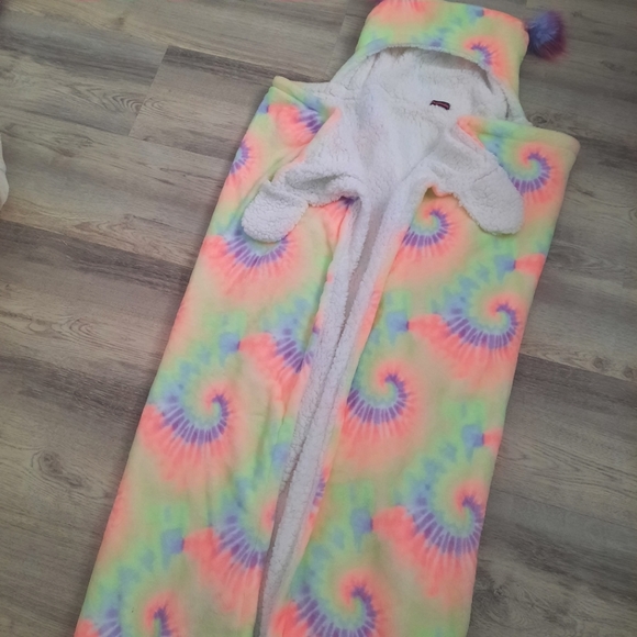⭐️SALE⭐️Tie Dyed Hooded Blanket - Picture 2 of 5